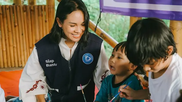 Potret Andien Ngabuburit di Kampung Pemulung