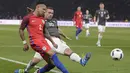 Bek sayap Inggris, Nathaniel Clyne, dibayangi gelandang Jerman, Lukas Podolski, pada laga persahabatan di Olympiastadion, Berlin, Sabtu (26/3/2016). Inggris berhasil membalikan keadaan menjadi 3-2. (AFP/Tobias Schwarz)