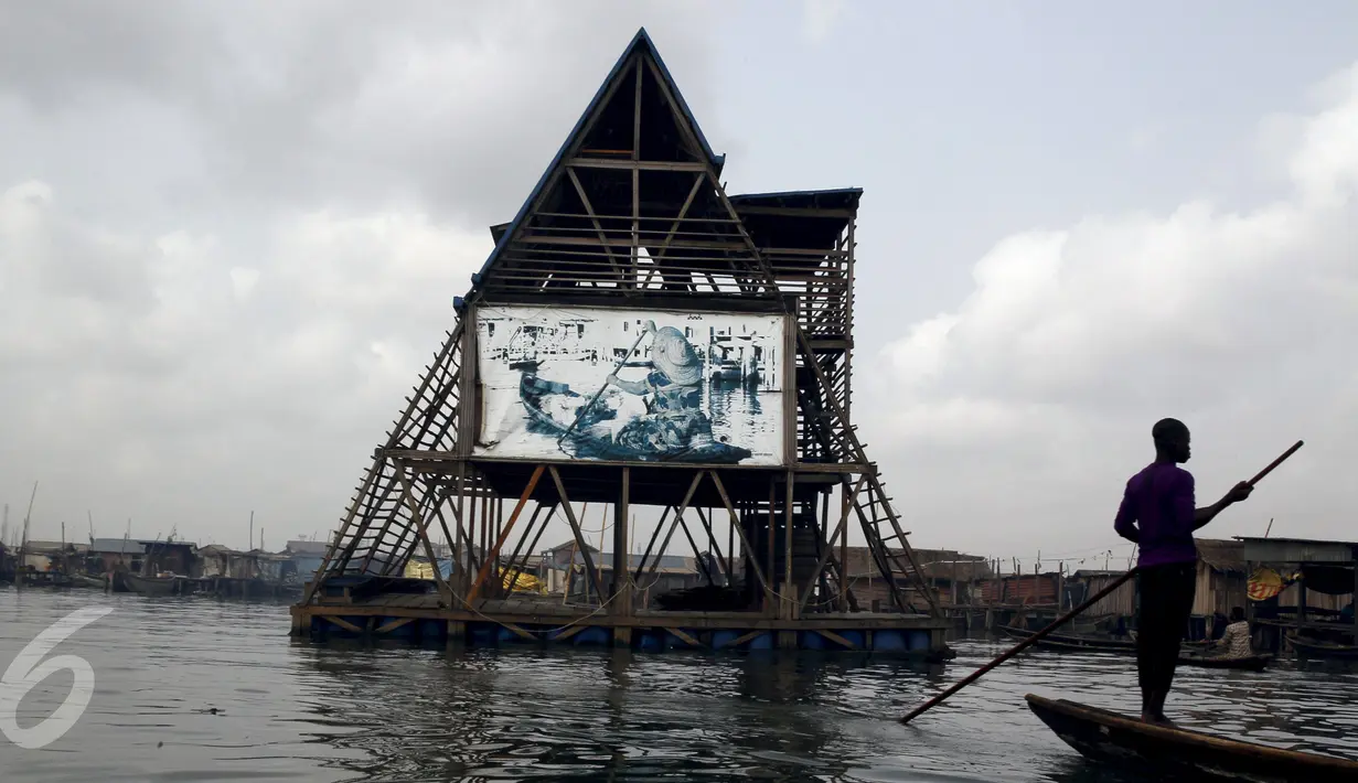 Sekolah terapung di Lagos Lagoon, Nigeria (29/2/2016). Karena unik, desain sekolah ini masuk dalam nominasi Designs of the Year 2014 yang diawasi oleh Museum Design di London. (Reuters/Akintunde Akinleye)