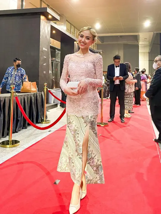 Kali ini, Sisca memperlihatkan sisi elegannya kenakan kebaya brokat berwarna pink yang dipadukan rok batik dengan detail high slit. [Foto: IG/jkt48sisca].