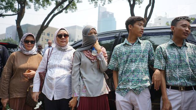 Warga Antusias Iringi Kepergian BJ Habibie Menuju Pemakaman