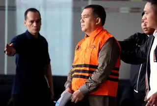 Wakil Menteri Imigrasi dan Pemasyarakatan (Wamen Imipas), Silmy Karim (tengah), dikawal petugas menuju mobil tahanan usai menjalani pemeriksaan intensif di Gedung Merah Putih Komisi Pemberantasan Korupsi (KPK), Jakarta, Kamis (4/6/2026). (Liputan6.com/Helmi Fithriansyah)