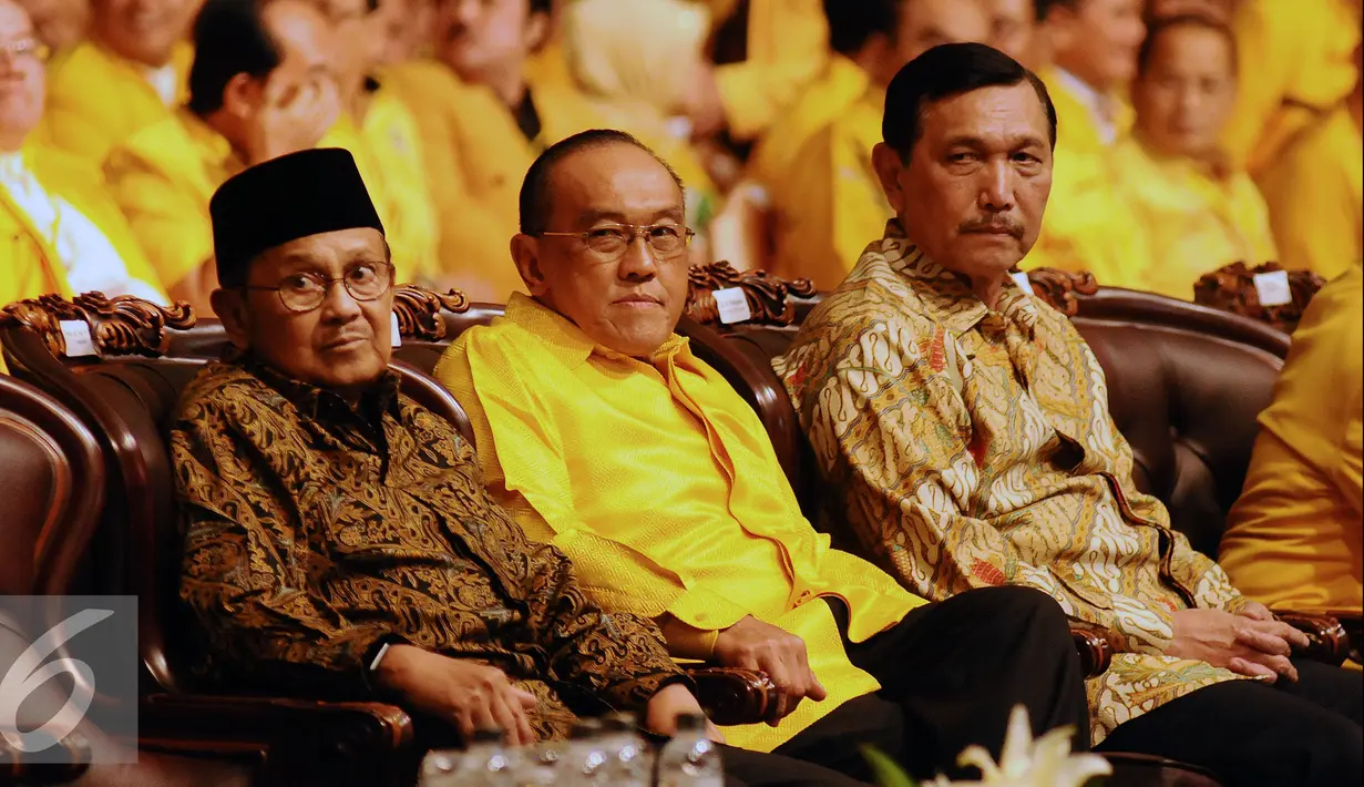 BJ Habibie (kiri) saat menghadiri pembukaan Rapimnas Partai Golkar 2016 di Jakarta, Sabtu (23/1/2016). Rapimnas digelar setelah Mahkamah Partai merekomendasikan penyelesaian konflik lewat Munas. (Liputan6.com/Helmi Fithriansyah)