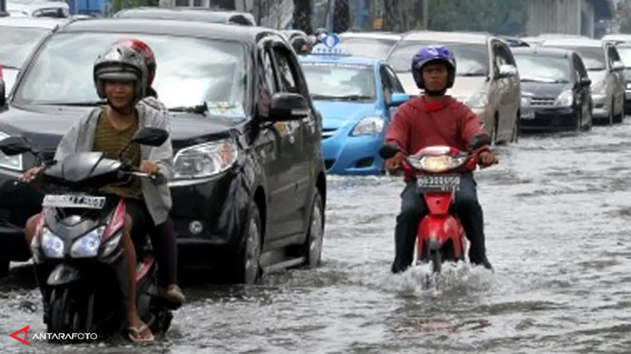 banjir-manggadua-antara-140205c.jpg