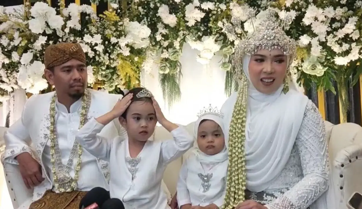 Fitrop dengan kebaya berpayet warna putihnya yang dipermanis dengan siger sunda.