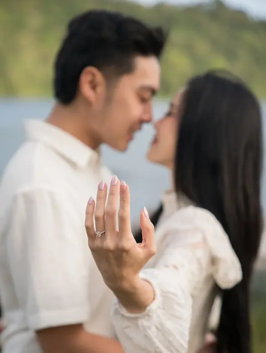 Dalam momen spesial itu, Jessica tampil memukau dengan mengenakan lace mini dress putih yang memancarkan keanggunan sekaligus kesan klasik.  [@jessicajane99].