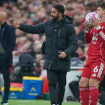 Pelatih Manchester United, Ruben Amorim, memberikan instruksi dari pinggir lapangan selama pertandingan Premier League Inggris antara Liverpool dan Manchester United di Liverpool, Inggris, Minggu, 19 Oktober 2025. (Foto AP/Ian Hodgson)