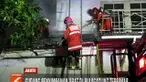 Petugas harus berjibaku memadamkan api dari lantai dua rumah dengan menggunakan alat bantu oksigen.