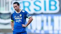 Pemain Persib Bandung, Ezra Walian, tampak kecewa setelah ditaklukkan Persik Kediri pada laga BRI Liga 1 2022/2023 di Stadion Pakansari, Bogor, Rabu (8/3/2023). (Bola.com/M Iqbal Ichsan)