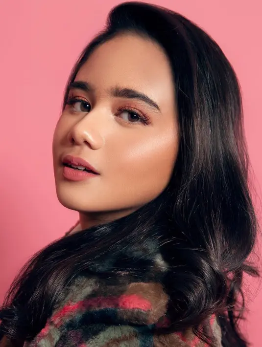 Penampilan sederhana dari aktris sekaligus penyanyi ini juga kerap mendapat pujian dari netizen. Meski tampil dengan cukup sederhana, namun makeup flawless yang dikenakan Tissa membuatnya terlihat menawan. (Liputan6.com/IG/@tissabiani)