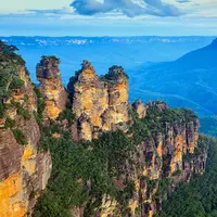 Tak hanya pesona alam, balutan legenda Aborigin pun kerap lekat dengan Tiga Saudari di Pegunungan Biru. 