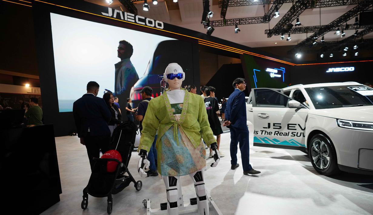 Tercatat merek-merek asal Jepang, Inggris, China, dan Vietnam memperkenalkan jajaran mobil listrik terbarunya. Tampak dalam foto, sebuah robot humanoid dipajang di stan Jaecoo, selama Pameran Otomotif Internasional Indonesia di Jakarta, Sabtu 7 Februari 2026. (AP Photo/Tatan Syuflana)