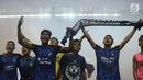 Pemain PSIS bernyanyi bersama saat merayakan kemenangan melawan Martapura FC di Final tempat ketiga Liga 2 Indonesia di Stadion GBLA, Bandung, Selasa (28/11). PSIS unggul 6-4 dan lolos ke Liga 1 Indonesia. (Liputan6.com/Helmi Fithriansyah)