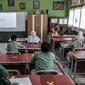Siswa saat mengikuti kegiatan belajar tatap muka di SDN Pekayon Jaya VI, Bekasi, Rabu (24/3/2021). Jumlah siswa pun dibatasi hanya 15 orang tiap kelas dan wajib mengenakan masker baik murid maupun guru. (merdeka.com/Iqbal S. Nugroho)