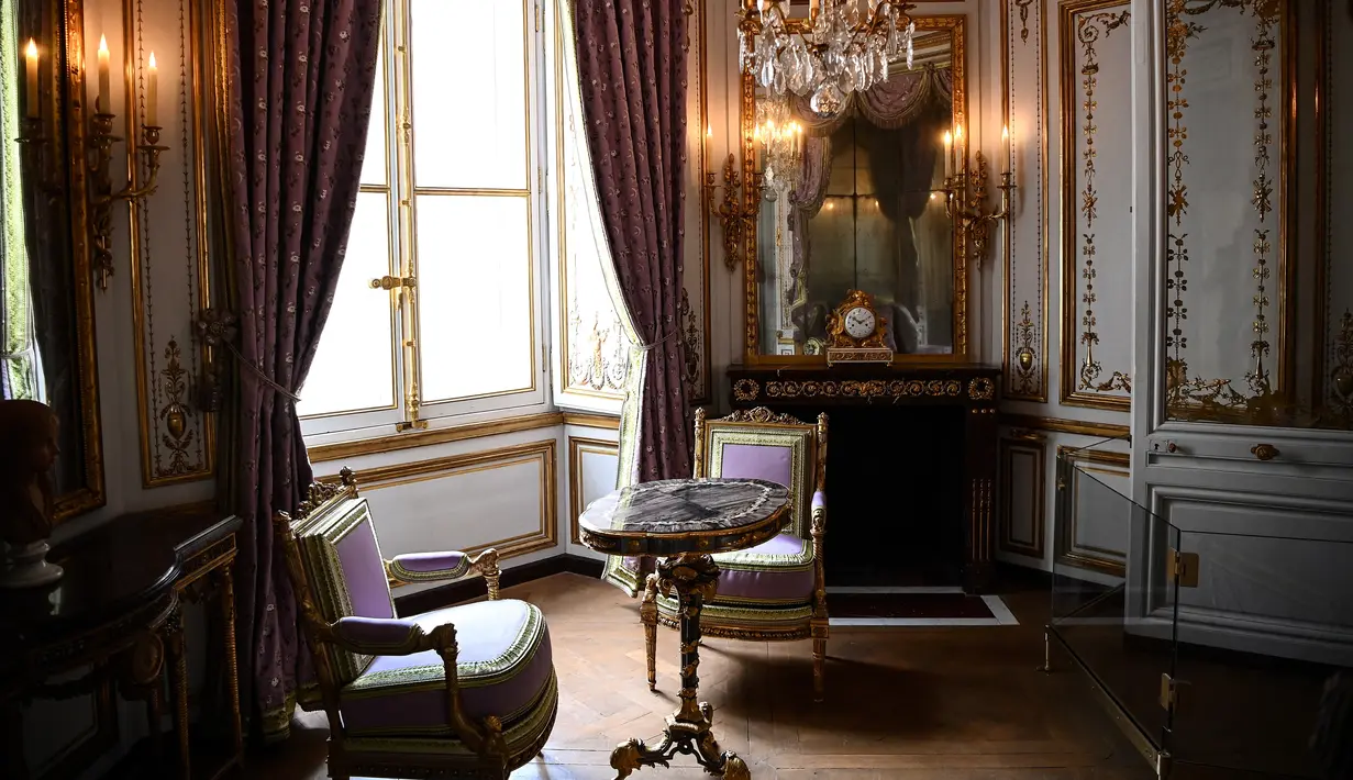 Foto ini menunjukkan bagian dari apartemen pribadi Ratu Marie-Antoinette de Habsbourg-Lorraine, istri Raja Prancis Louis XVI, di Chateau de Versailles, di Versailles, sebelah barat Paris, pada 19 Juni 2023. (Christophe ARCHAMBAULT / AFP)