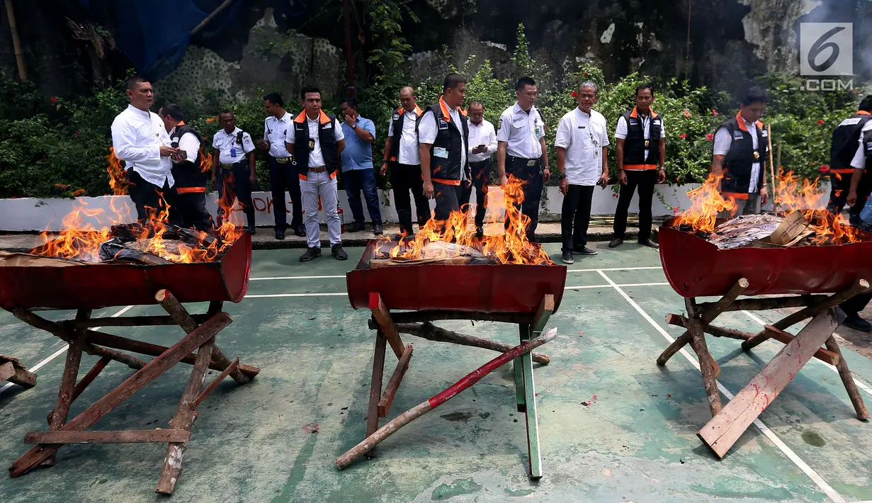 Petugas membakar gula kristal dan daging beku yang sudah kedaluwarsa hasil sitaan di Kemendag, Jakarta Kamis (28/9). Petugas dari Kemendag berhasil menyita sebanyak 21,3 ton Gula Kristal dan 47,9 ton daging beku kedaluwarsa. (Liputan6.com/JohanTallo)
