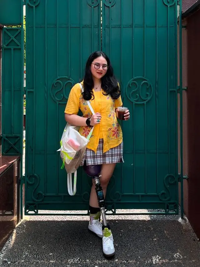 Vania Theola Konten Kreator Dengan Iron Limb. [@vaniatheolaa]