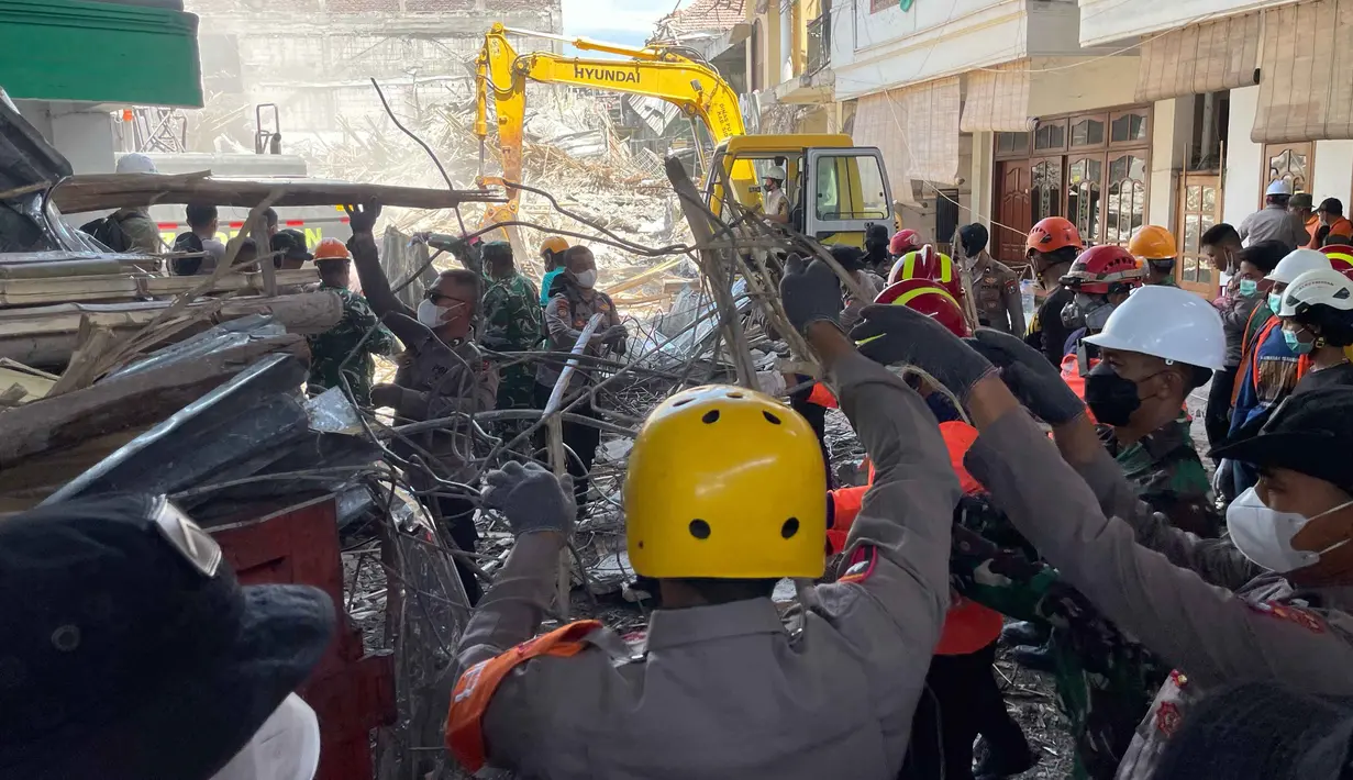 Tim pencari dan penyelamat gabungan terus berupaya dengan mengerahkan beberapa alat berat untuk mempercepat proses pencarian. (AP Photo/Trisnadi)