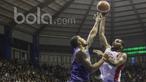 Pebasket Garuda Bandung, Chris Ware, berusaha memasukan bola saat melawan CLS Knights pada laga IBL Regular Season 2017 di C-tra Arena Bandung, Jawa Barat, Minggu (26/2/2017). Garuda kalah 54-57 atas CLS. (Bola.com/Vitalis Yogi Trisna)