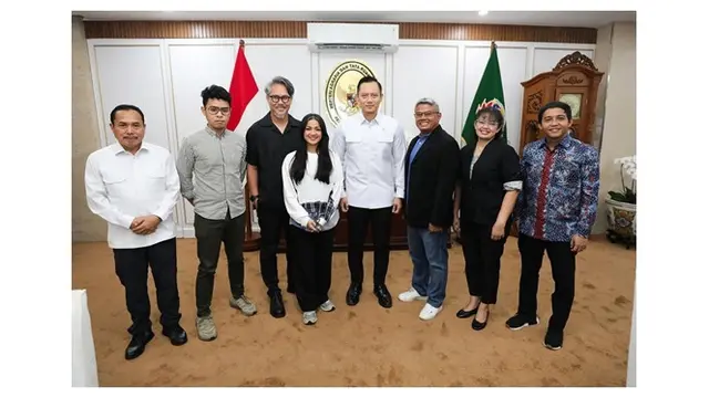Dibantu Agus Yudhoyono, Ini 6 Potret Nirina Zubir Terima Sertifikat Tanah Ibunda