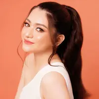 Lalu, ada photoshoot Nathalie Holscher tampil cantik luar biasa. Dengan atasan asimetris berwarna putih tanpa lengan, Nathalie juga memperlihat makeup bak boneka hidup. Foto: Instagram.