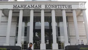 Personel Brimob berjaga di depan Gedung Mahkamah Konstitusi (MK), Jakarta, Selasa (25/6/2019). Jelang sidang pembacaan putusan akan digelar pada Kamis (27/6), sekitar 47.000 personel keamanan gabungan akan disiagakan di Ibu Kota DKI Jakarta. (Liputan6.com/Helmi Fithriansyah)
