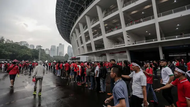 Suporter Timnas Indonesia di Stadion Utama Gelora Bung Karno (SUGBK). (Faizal Fanani)