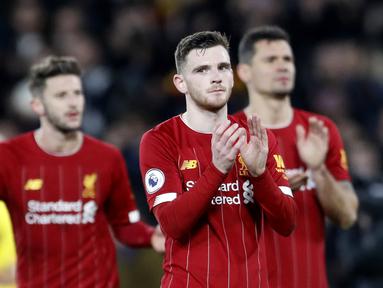 Pemain Liverpool, Andrew Robertson, memberikan aplaus kepada suporter usai ditaklukkan Watford pada laga Premier League di Stadion Vicarage Road, Sabtu (29/2/2020). Watford menang 3-0 atas Liverpool. (AP/Alastair Grant)