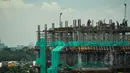 Kesibukan pekerja saat membuat rangka beton gedung di kawasan Jalan Kramat Raya Jakarta, Kamis (26/3). Menaker Hanif Dhakiri mengatakan masyarakat harus aktif mewujudkan Indonesia Berbudaya Keselamatan dan Kesehatan Kerja (K3).(Liputan6.com/Faizal Fanani)