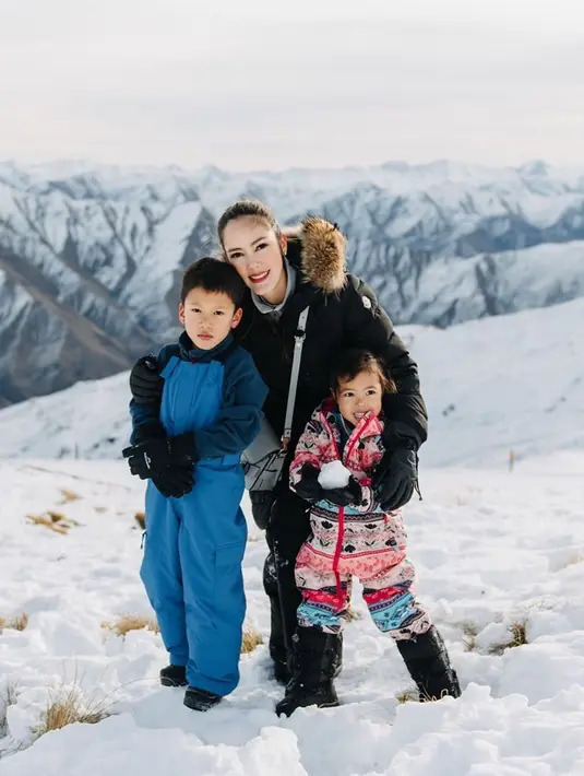 Bukan sekadar bergoyang, namun Cathy juga semakin lihai dalam mengedit video sebelum diunggah. Di rumah saja, TikTok menjadi salah satu hiburan Cathy di tengah pandemi seperti sekarang ini. (Instagram/cathysharon)