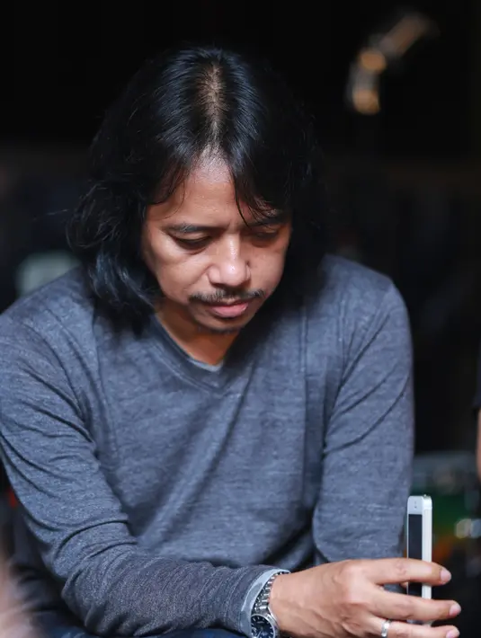 "Dengan 22 tahun kita enggak mau membuang energi buat yang baru tapi enggak kedengaran," ujar Dewa Budjana. (Adrian Putra/Bintang.com)