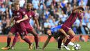 Striker Manchester City, Sergio Aguero, berusaha melewati bek Brighton, Tomer Hemed, pada laga Premier League di Stadion American Express Community, Brighton, Sabtu (12/8/2017). Brighton kalah 0-2 dari Manchester City. (AP/Gareth Fuller)