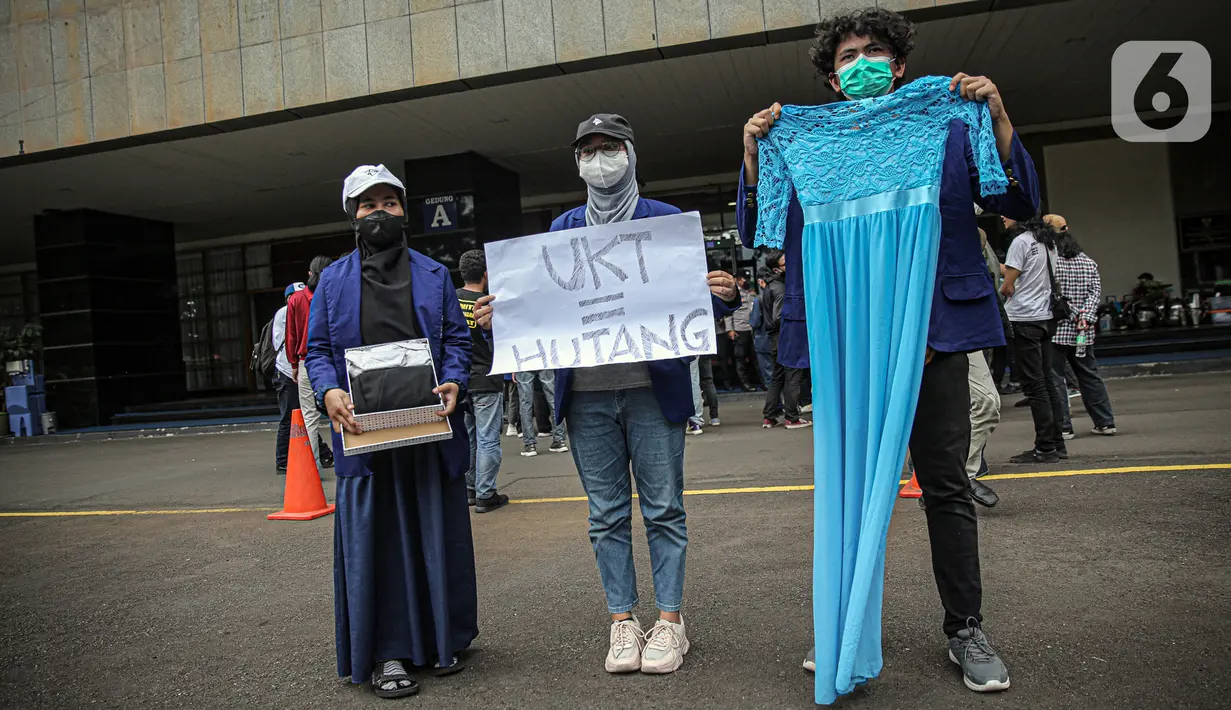Sejumlah mahasiswa UNY membawa baju dansa saat menggelar aksi di depan Gedung Kemendikbud, Jakarta, Jumat (10/2/2023). Dengan memaksa masuk untuk melakukan aksi di dalam lingkungan Kemendikbud, mahasiswa UNY memberikan baju dansa sebagai bentuk protes terkait mahalnya biaya kuliah di Indonesia. (Liputan6.com/Faizal Fanani)