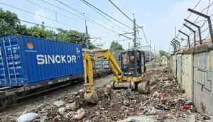 Bangunan Liar di Jalur Rel Stasiun Pasar Senen Dibongkar