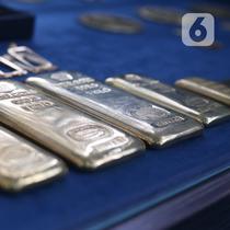 Replika emas logam mulia di Butik Emas LM ANTAM,  Jakarta,Senin (19/10).Harga emas batangan PT Aneka Tambang Tbk (ANTM) atau emas Antam pada perdagangan Senin, 19 Oktober 2020, stabil sejak dua hari lalu. "Harga emas batangan satu gram Rp 1.008.000. (Liputan6.com/Angga Yuniar)