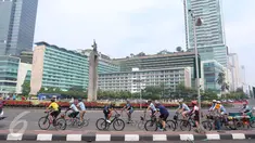 Warga melakukan aktivitas olah raga pagi di kawasan Thamrin, Jakarta, (10/7). Meskipun tidak diberlakukannya car free day di minggu pertama Idul Fitri namun masih ada masyarakat yang memanfaatkan sepinya jalanan Ibu Kota. (Liputan6.com/Angga Yuniar)