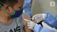 Petugas Puskemas Kampung Melayu melaksanakan vaksinasi COVID-19 terhadap warga Kebon Pala, Jakarta, Jumat (18/6/2021). Presiden Joko Widodo mengingatkan Pemprov DKI Jakarta untuk mengejar target vaksinasi 7,5 juta warga sampai Agustus 2021. (Liputan6.com/Faizal Fanani)