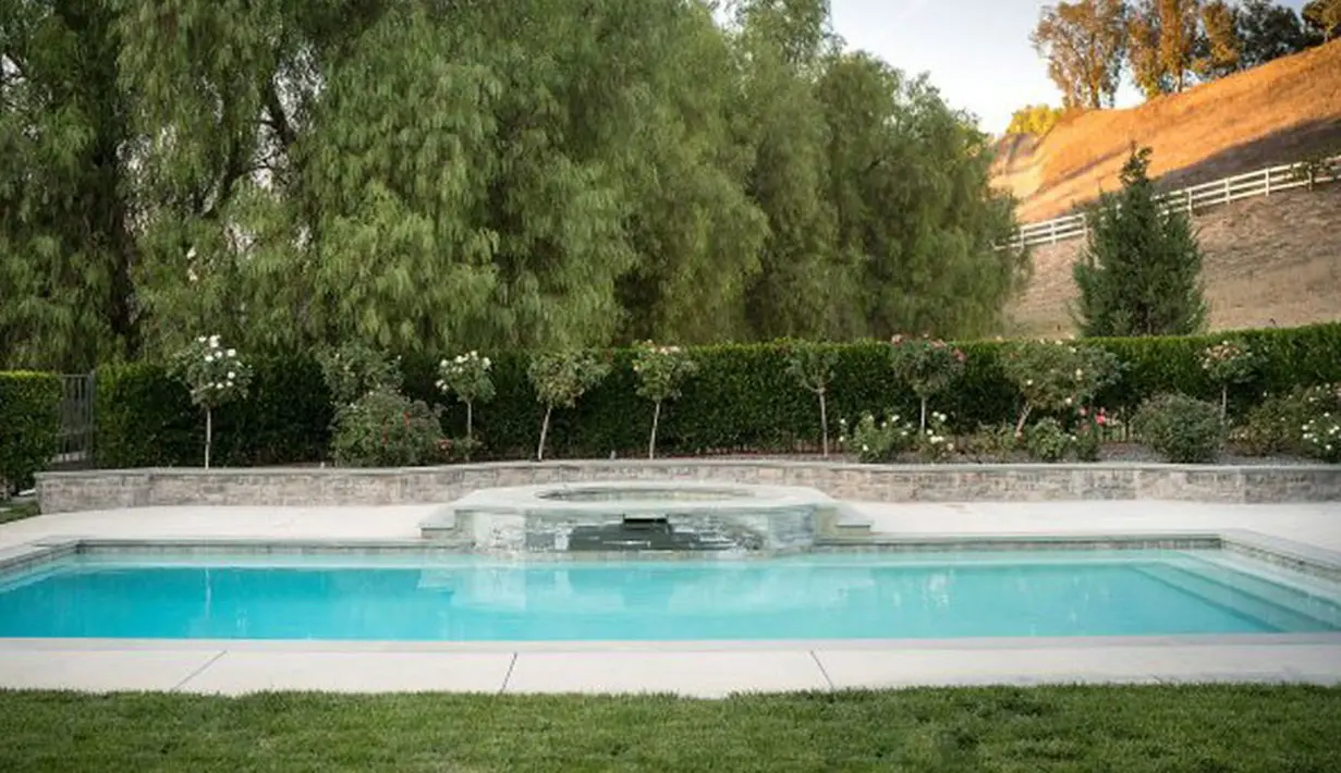 Masih berusia 19 tahun, saat ini Kylie sudah memiliki tiga rumah dimana semuanya tergolong dalam rumah mewah lantaran memiliki nilai jual yang sangat tinggi dan fasilitas yang sangat lengkap. (doc.PEOPLE.com)