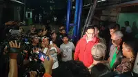 Gubernur DKI Jakarta, Anies Baswedan Saat Menyambagi Lokasi Terdampak Banjir di Kampung Pulo, Jatinegara, Jakarta Timur, Rabu (1/1/2020). (Foto: Nanda Perdana Putra/Liputan6.com)