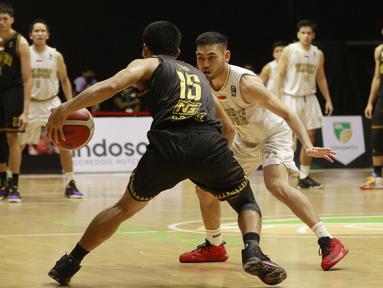 Duel penuh kejutan terjadi saat tim bertabur bintang West Bandits Solo takluk 67-69 dari NSH Mountain Gold Timika. (Bola.com/M Iqbal Ichsan)
