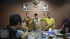 (ki-ka) Ketua Bawaslu RI Muhammad, Ketua DKPP Jimly Asshidiqqie, Ketua Komisi Pemilihan Umum (KPU) Juri Ardiantoro bersalam bersama saat pertemuan Tripartit di Ruang Rapat DKPP RI, Gedung Bawaslu, Jakarta, Kamis (23/2). (Liputan6.com/Faizal Fanani)