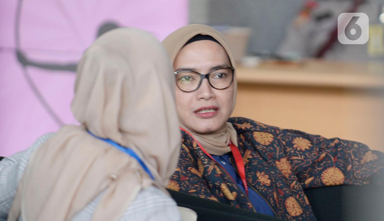 Komisioner KPU Evi Novida Ginting Manik menunggu untuk menjalani pemeriksaan di Gedung KPK, Jakarta, Rabu (26/2/2020). Evi diperiksa sebagai saksi untuk tersangka Saeful Bahri terkait kasus dugaan penerimaan hadiah atau janji penetapan anggota DPR Terpilih 2019-2024. (merdeka.com/Dwi Narwoko)