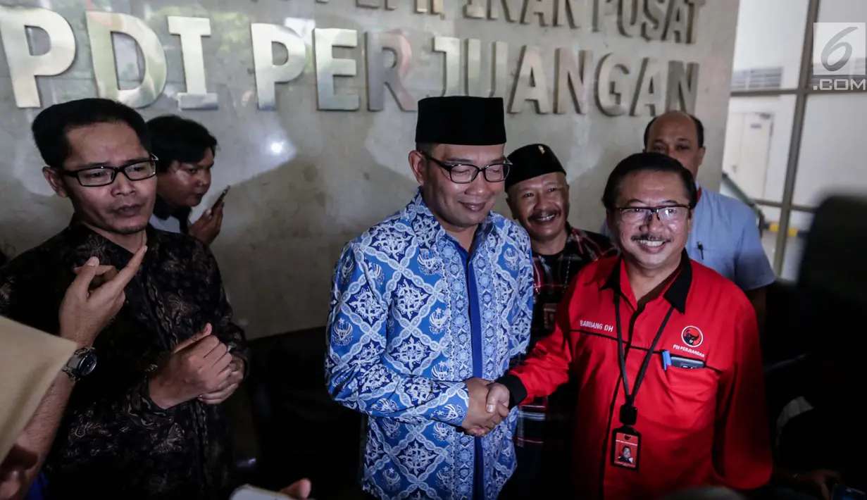 Walikota Bandung Ridwan Kamil berjabat tangan dengan Ketua Bappilu PDIP Bambang DH usai melukan pertemuan tertutup di DPP PDIP, Jakarta, Rabu (3/1). Dalam kedatangannya, Emil mengaku meminta masukan dalam memajukan Jawa Barat. (Liputan6.com/Faizal Fanani)