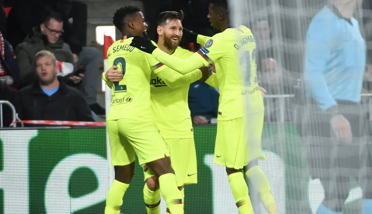 Barcelona masih menunjukan diri sebagai klub terbaik di dunia. Materi pemain yang dimiliki membuat Barcelona begitu pede di La Liga. Buka tidak mungkin musim ini Barcelona akan merengkuh tiga tropi juara secara bersamaan. (AFP/Emmanuel Dunand)