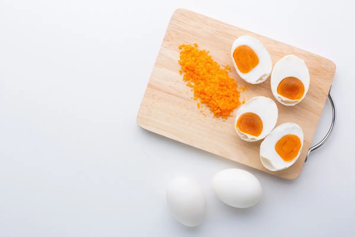 ilustrasi urutan membuat telur asin/Eakkachai J/shutterstock