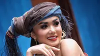 Yuni Shara Memesona dengan Kain Indonesia, dari Ulos hingga Batik
