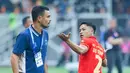 Pemain Persija Jakarta, Rio Fahmi bersitegang dengan pelatih Persita Tangerang, Carlos Pena, dalam laga pekan pertama BRI Super League 2025/2026 di Jakarta International Stadium (JIS), Minggu (10/8/2025) malam WIB. (Bola.com/M Iqbal Ichsan)