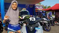 Pembalap berhijab Iis Ariska turun di Fun Race Aerox kelas SMK Yamaha Cup Race 2019 seri Tasikmalaya. (Windi Wicaksono)