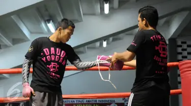  Petinju Indonesia, Daud Yordan melepas sarung tinju usai latihan di sasana Pertina, Jakarta, Rabu (3/2/2016). Daud akan melawan Yoshitaka Kato dalam laga kelas ringan WBO "Road to the World  Champions", Jumat (5/2). (Liputan6.com/Helmi Fithriansyah)