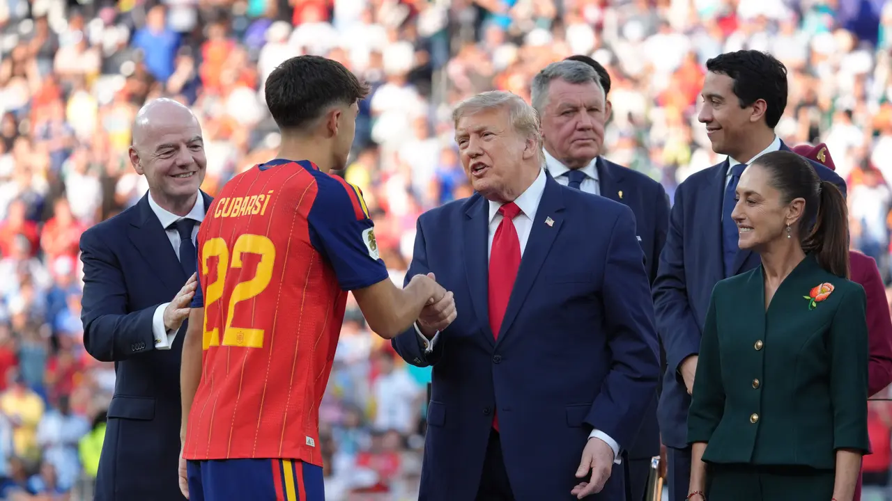 Presiden FIFA Gianni Infantino (kiri) dan Presiden Donald Trump (tengah) memberikan ucapan selamat kepada pemain Spanyol Pau Cubarsi